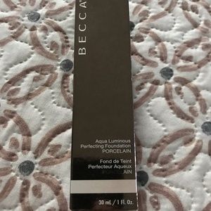 Becca Aqua luminous foundation